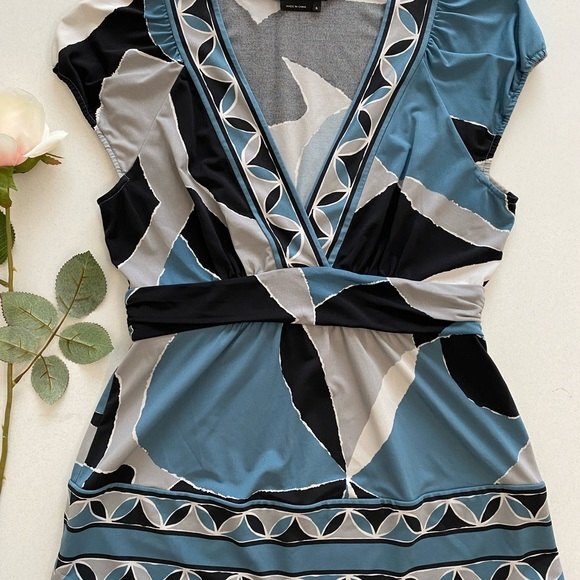 BCBGMaxazria Grey Blue Art Deco V-neck Fitted Blouse Size Small Stretch - Picture 3 of 10